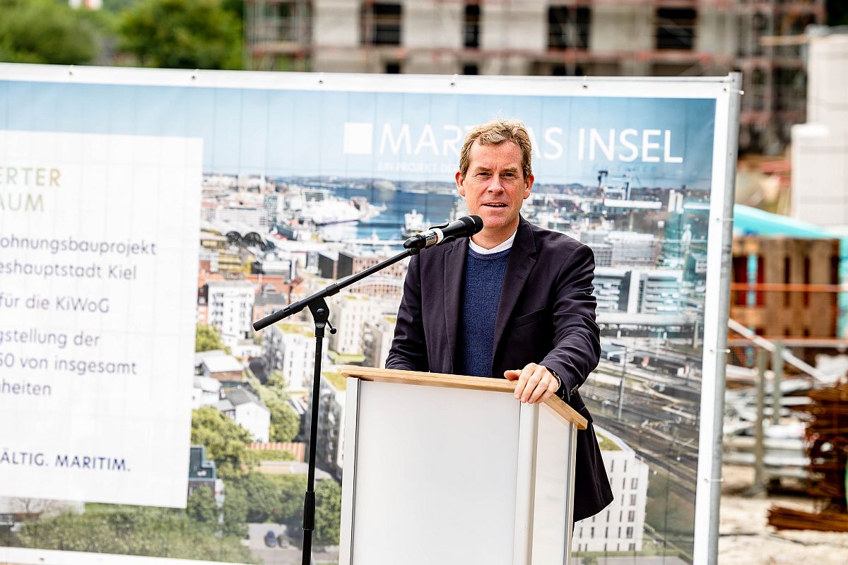 Kiels Oberbürgermeister Dr. Ulf Kämpfer begrüßte die Gäste des Richtfestes